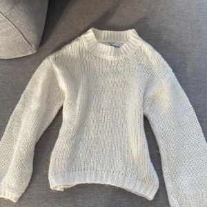 Stickad tröja vit - Söt stickad vit tröja jätte mysig till hösten🤍lägg prisförslag 🪽