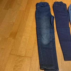 Jeans för barn - 5 Jeans för 10 åringar säljs alla för 150 priserna kan diskuteras om man vill köpa ett par alla är i bra skick och nyskick med övriga märke 