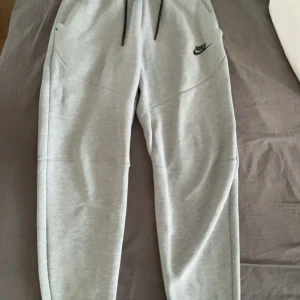 Nike tech fleece byxor - Säljer denna jätte fina och sköna byxor då dem ej används mer:) 