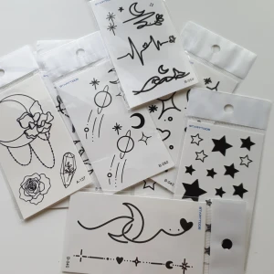 9st måne, stjärnor, planeter tatuering  - Tatuering/tattoo Motiv: måne, planeter, stjärnor  Antal: 9st  Storlek: ca 10,5×6cm  Skick: nya/oanvända/inplastad,  Tillfälliga tatueringar du sätter på kroppen med hjälp av vatten 