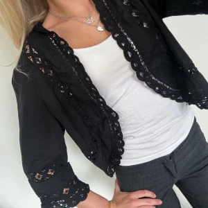 Trekvartsärmad kofta - Såå fin trekvartsärmad kofta/ blus från Vintage stories😍