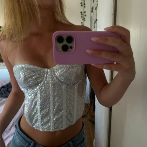 festtopp - glittrig sommartopp med dragkedja bak i storlek xs/s 💗 använd en gång, helt i nyskick💗