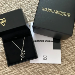 Rebel Love Necklace Maria Nilsdotter - Säljer mitt Rebel Love Necklace från Maria Nilsdotter. Längd 45 och i jättefint skick. Nypris idag är 4295kr💕