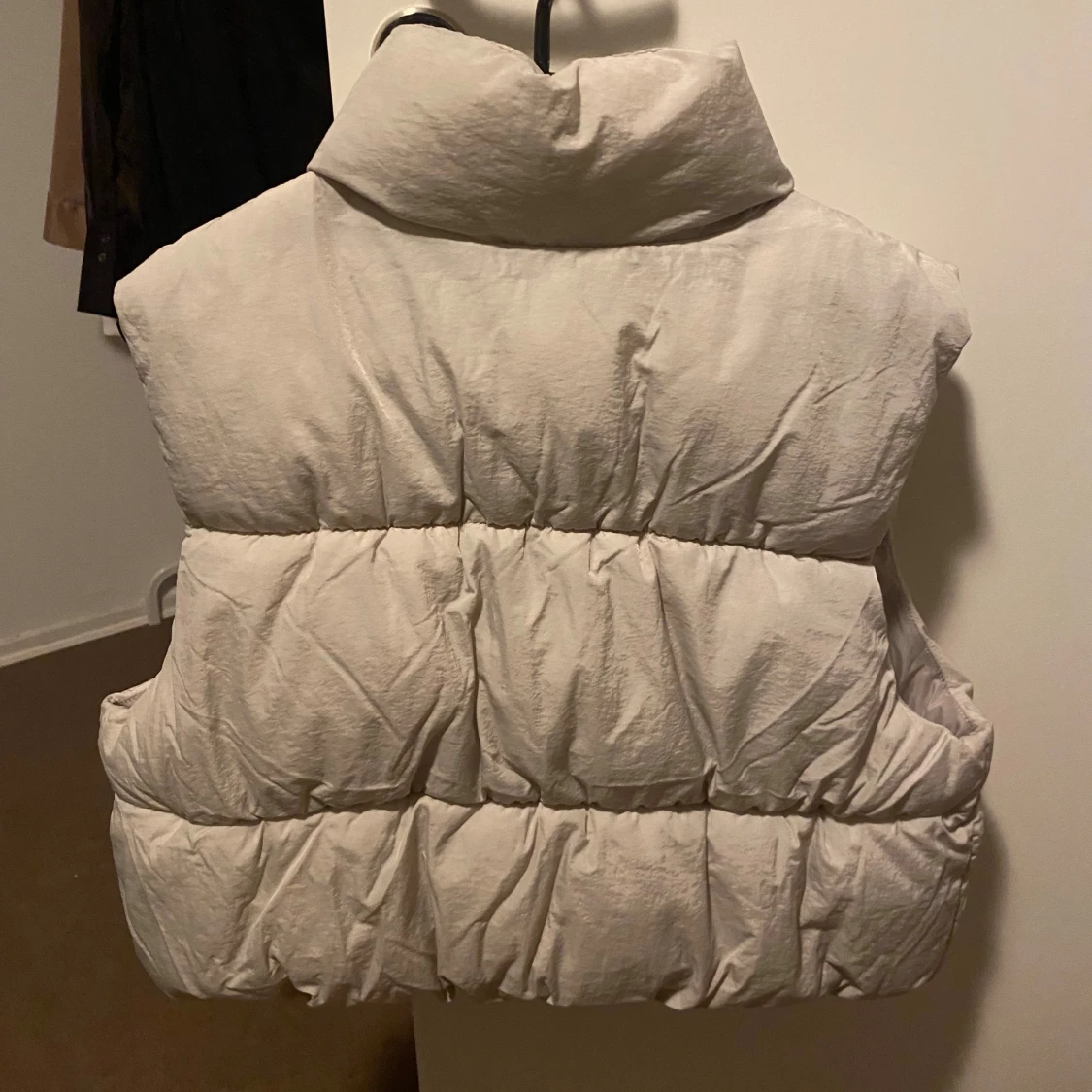 En kroppad väst  - 90