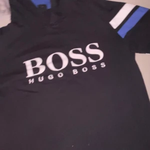 Hugo boss hoodie - Säljer min hugo boss hoodie, knappt använt, storlek S. Nypris 1400kr