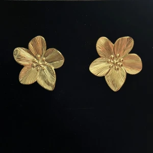 Örhängen blomma - Fina örhängen i rostfritt stål, blomma