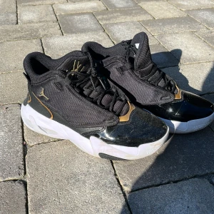 Säljer ett par Jordan skor har använt dom lite och säljer dom för har tröttnat på dom. - Dom är lite smutsiga men de är lätt att tvätta bort och har nästan aldrig använt dom.