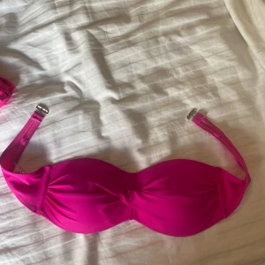Rosa bikini  - Säljer dessa två olika söta bikinitopparna som bara är testade 💗skriv vid intresse! De kostar 40 kr styck 