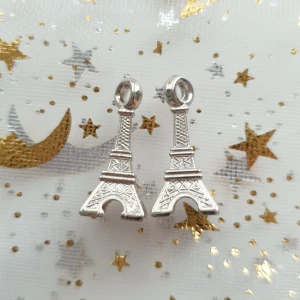 2st effeltornet berlock, ny  - Berlocker, hängsmycke, Motiv: effeltornet  Färg: silverfärgad  Matrial: plast  Antal: 2st Skick: oanvända, Går att använda till smyckestillverkning, tex sätta på halsband, armband eller göra örhängen av dem. 