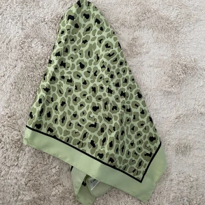 Leopardmönstrad sjal - Oanvänd.