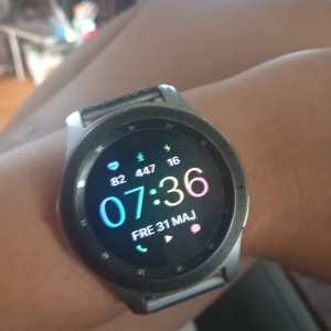 Samsung galaxy watch SM-R805F  - Allt ok förutom att den saknar skyddet över själva sensorplattan på undersidan, se bild. Jag tycker att den funkar som den ska förutom att den ibland inte kan mäta pulsen.  Laddare finns med. Använt skick men inte så hemskt repig ändå. 