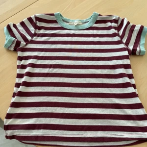 Randig T-shirt  - T-shirt i bomull/polyester  Randig Gott skick 