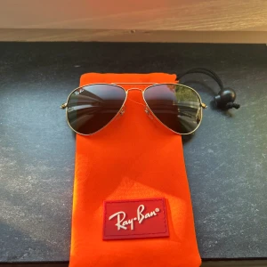 RayBan Aviator  - Hej! Nu säljer jag mina RayBan glasögon i underbar skick. Passar perfekt till lite yngre barn runt 10-13år. TVEKA EJ PÅ ATT STÄLLA FRÅGOR. PRISET GÅR ATT DISKUTERA❗️