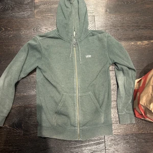 Vans ziphoodie - Fin ziphoodie från vans! 90kr.  Lite nopprig men annars i bra skick 