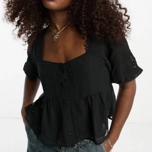 Svart blus - Svart blus från ”Miss Selfridge” vars nypris var 469kr. Använd endast fåtal gånger (3-4) och är fortfarande i väldigt fint skick!💕☺️