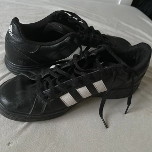 Adidas skor  - Adidas skor som va för små så kommer ej till användning, säljer billigt då jag bara vill få bort de! Skriv bara ifall du har frågor 
