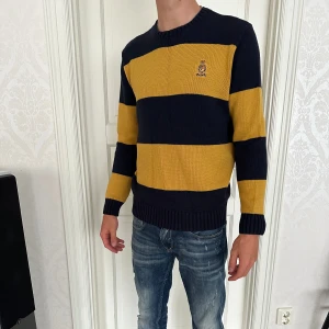 Polo Ralph lauren tröja  - Ralph lauren stickad tröja  Storlek M Skick 9/10  Färg Gul och svart  Nypris 1400  Modellen är 188cm och väger 77kg 