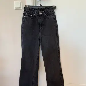 Svarta jeans med vita sömmar från Weekday (Rowe) i storlek 25/32. Inköpta för 500kr och i toppenbra skick. Priset är exklusive frakt 🩷