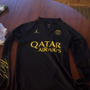 Psg half zip - Tjena! Säljer min as snygga psg tröja för ett ruggigt bra pris. Den är köpt i JD i Paris för 1300. Den är i as bra skick skulle säga 9/10.
