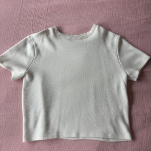 Finstickad topp - Vit finstickad trendig topp! Är i strl XL men som en M/L! Sparsamt använd väldigt fint material och kvalitet! Postar endast❤️