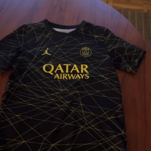 Psg tröja  - Säljer min as snygga psg tröjan eftersom att den är för liten. Den är köpt i JD för 700 och den är i as bra skick 