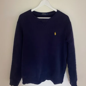 Polo Ralph Lauren sweatshirt  - Polo Ralph lauren sweatshirt i bra skick. Storlek M, skick 9/10. Nypris ca 2k.  Pris går att diskutera✅