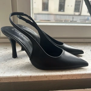 Svarta stilettklackar strl 38 - Aldrig använda! Säljer då jag fick två likadana!! Klacken är 8,5 cm!!
