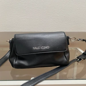 valentino väska - axelbandsväska från valentino, äkta och köpt på zalando för strax över 1.7 💓 perfekt storlek och justerbart axelband 