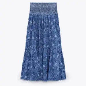 Säljer denna as snygga långa kjol från märket Zara.  Köpt förra sommaren och går därför inte att få tag på längre.  Storlek 36/38  Kan användas som en klänning ☺️💙 Mycket fint skick dvs som ny , inga defekter tillkommer!!!
