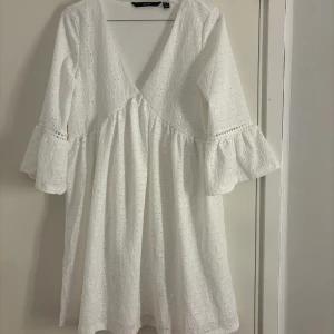 vit sommarklänning - köpt förra sommaren men använd vid endast två tillfällen så därmed i super fint skick 😍 Skickar gärna fler bilder privat!