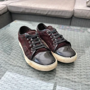 Lanvin Cap Toe - Säljer nu dessa trendiga Lanvin Cap Toe! Storlek 44 men passar även 45 Cond 7,5/10 Priset är inte hugget i sten!  Har du några mer funderingar så är det bara att höra av sig!