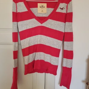 Rosa och grå randig tröja  - Långärmad randig tröga i bra skick 