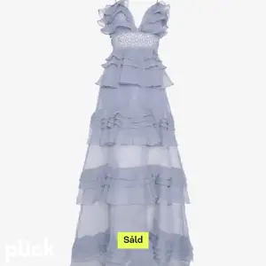 Säljer denna jättefina balklänning från true decadence❣️säljer eftersom jag har en annan💓 jättefint skick! Skulle säga att färgen är lite mörkare i verkligheten!! Nypris: 2099kr