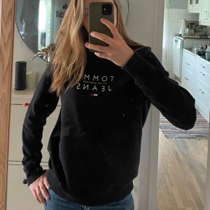 Mörkblå Sweatshirt - En mörkblå sweatshirt från Tommy Hilfiger