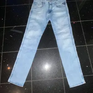 Säljer ett par replay jeans i modellen anbass i storleken 32/32 Skriv pm för mer info och bilder