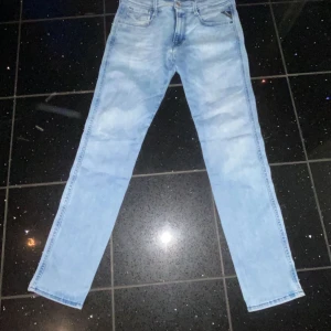 Replay jeans - Säljer ett par replay jeans i modellen anbass i storleken 32/32 Skriv pm för mer info och bilder