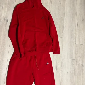 JORDAN TRACKSUIT - Beställde denna tracksuit på Nike hemsidan för ett år sedan, använt 1 gång då jag egentligen inte tycker att den passar min stil så mycket, så i princip helt nytt skick, pris går att disskuteras vid snabbaffär!  Settet kostar i nypris ungefär 1700kr !