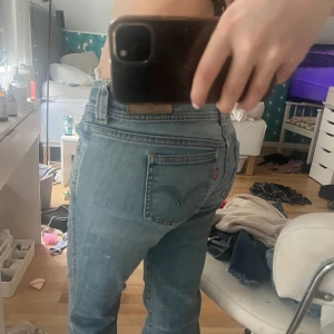 Lågmidjade bootcut Levis jeans - I bra skick, tryck gärna på köp nu!