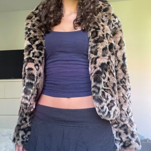 Leopard jacka - Skitcool pälsjacka med leopard mönster! Superbra skick💗