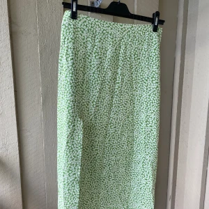 Blommig Kjol - Jättefin blommig kjol med slits, endast använd nån enstaka gång🌸 Storlek L men liten i storlek så skulle säga att det passar en M