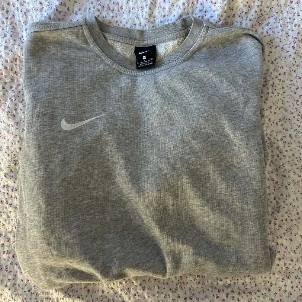 Säljer denna sweatshirten från nike, endast använd vid enstaka tillfällen. Fint skick! 😇. Hoodies.