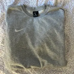 Säljer denna sweatshirten från nike, endast använd vid enstaka tillfällen. Fint skick! 😇