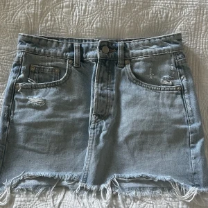 Kjol - Jättefin jeanskjol till sommaren! I jättebra skick! I storlek xs. Från zara