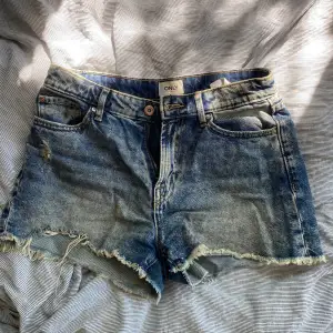 Blå jeansshorts från only som jag köpte förra sommaren. Shortsen användes flitigt förra sommaren men storleken passar mig tyvärr inte iår. Kontakta för fler bilder 💕