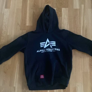 Alpha Industries hoodie - En tröja som inte kommer till användning pga den är för liten.