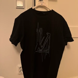 Louis Vuitton frequency logo Tshirt  - Size M 