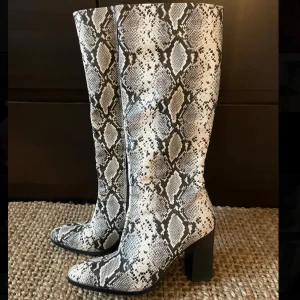 Stövletter/ klackar  - Klackar i ormimmitation. Superfina och bara använda ett fåtal gånger💛Riktigt unika. Minns inte butik/ märke tyvärr