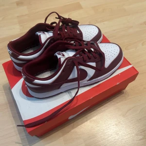 Nike dunks vinröd - Nike dunks i vinröd färg, aldrig använda men fattas sula, storlek 43.