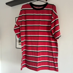 T-shirt klänning - Oversized t-shirt klänning. Urtvättad som ni ser på sista bilden  Katt finns i hemmet😸