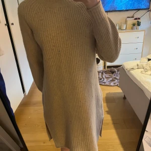 Stickad klänning - Säljer denna sticka klänning från Gant💗Jag är inte ett så stort fan av stickat, tycker det kliar för mycket💗Köpt för ungefär 2000💗